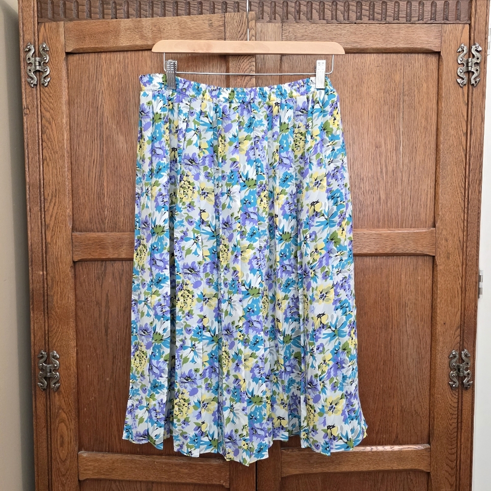 VINTAGE | Floral Pleated Midi Skirt - Waist 17-23 inches - Picture 2 of 5